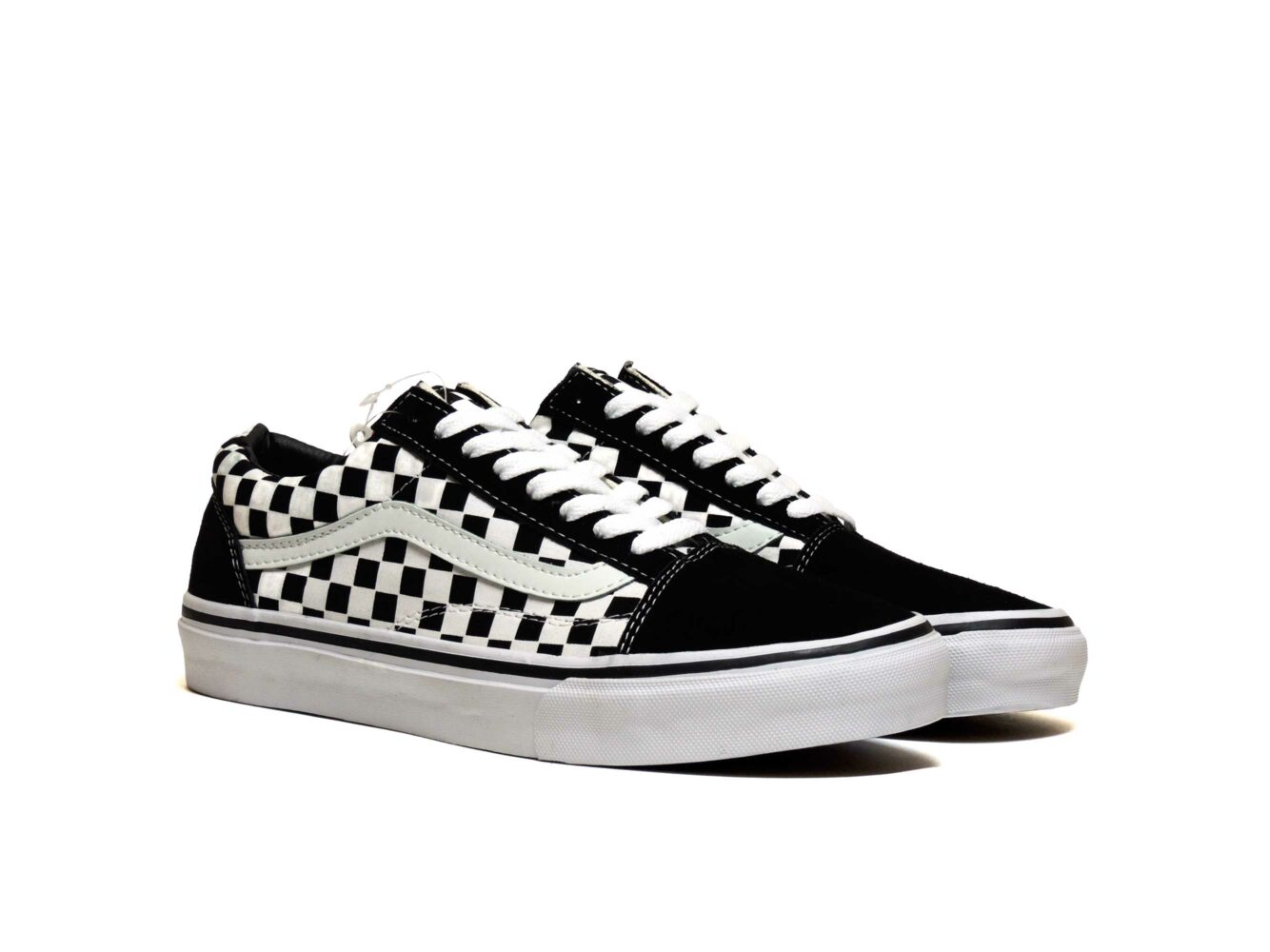 Black and checkerboard shop old skool vans